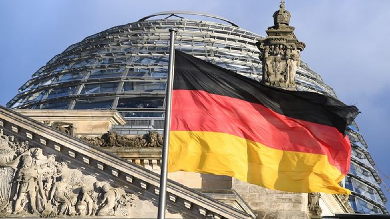 Die schwarz-rot-goldene Flagge vor der Kuppel des Reichstages.