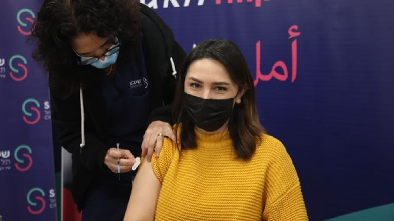 Eine Frau erhält im israelischen Ramat Gan die vierte Dosis des Corona-Impfstoffs.
