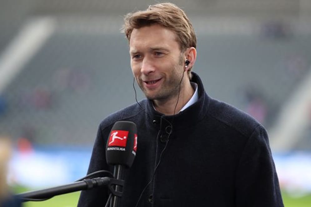 Bayer Leverkusens Sportdirektor Simon Rolfes rechnet wegen der vielen Corona-Fälle mit einem turbulenten Winter.