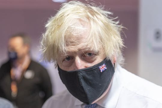 Premier Boris Johnson beim Besuch eines Corona-Impfzentrums.