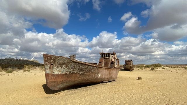 Rostige Schiffe liegen im Sand der früheren Hafenstadt, aus der sich das Wasser schon vor Jahrzehnten zurückgezogen hat.