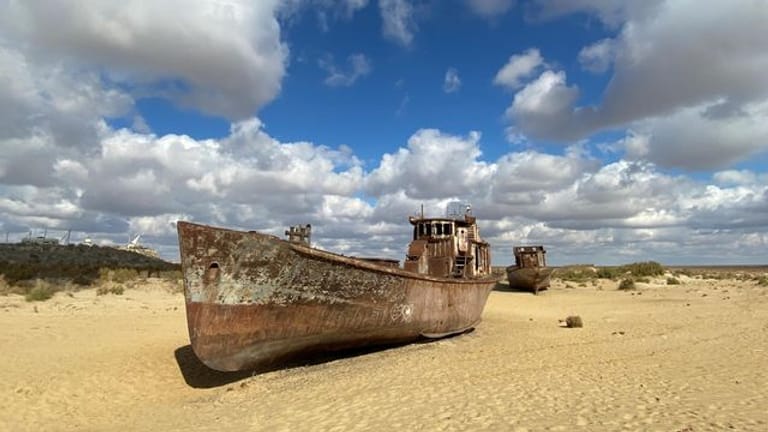 Rostige Schiffe liegen im Sand der früheren Hafenstadt, aus der sich das Wasser schon vor Jahrzehnten zurückgezogen hat.