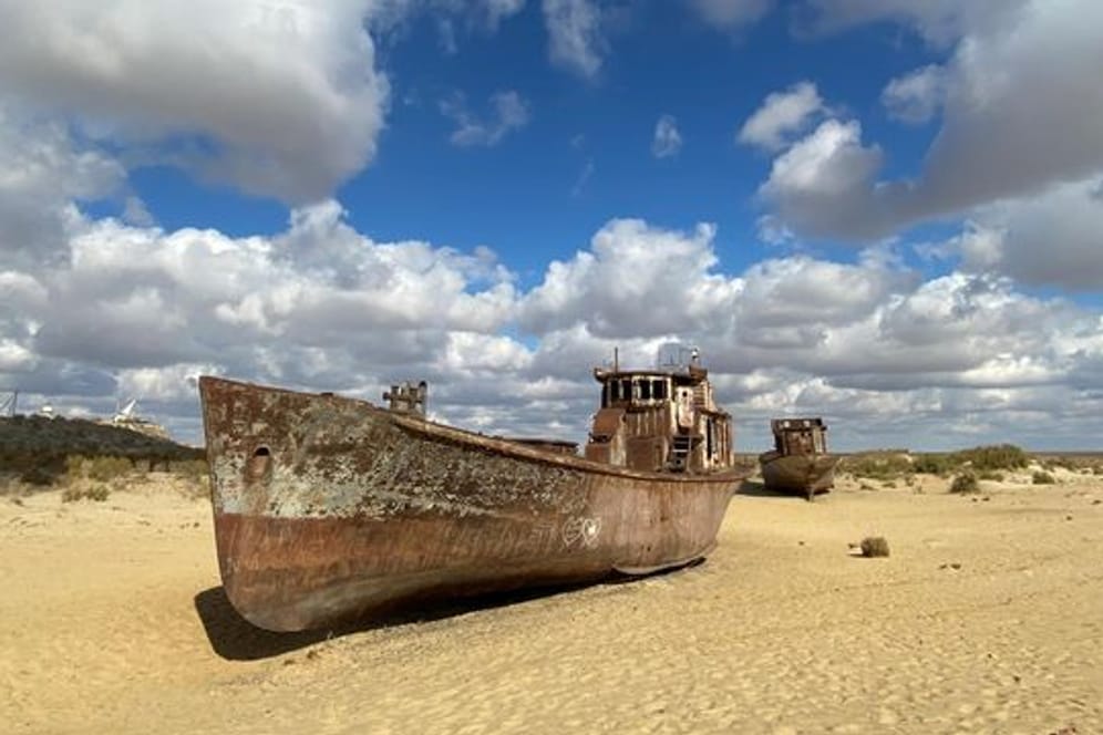 Rostige Schiffe liegen im Sand der früheren Hafenstadt, aus der sich das Wasser schon vor Jahrzehnten zurückgezogen hat.