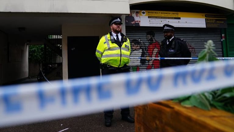 Polizisten im Juli 2021 an einem Tatort in London, wo ein 16-jähriger Junge erstochen wurde.