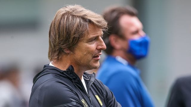 Michael Oenning (l) ist nicht mehr Trainer beim Ujpest FC.