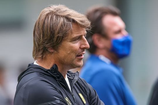 Michael Oenning (l) ist nicht mehr Trainer beim Ujpest FC.