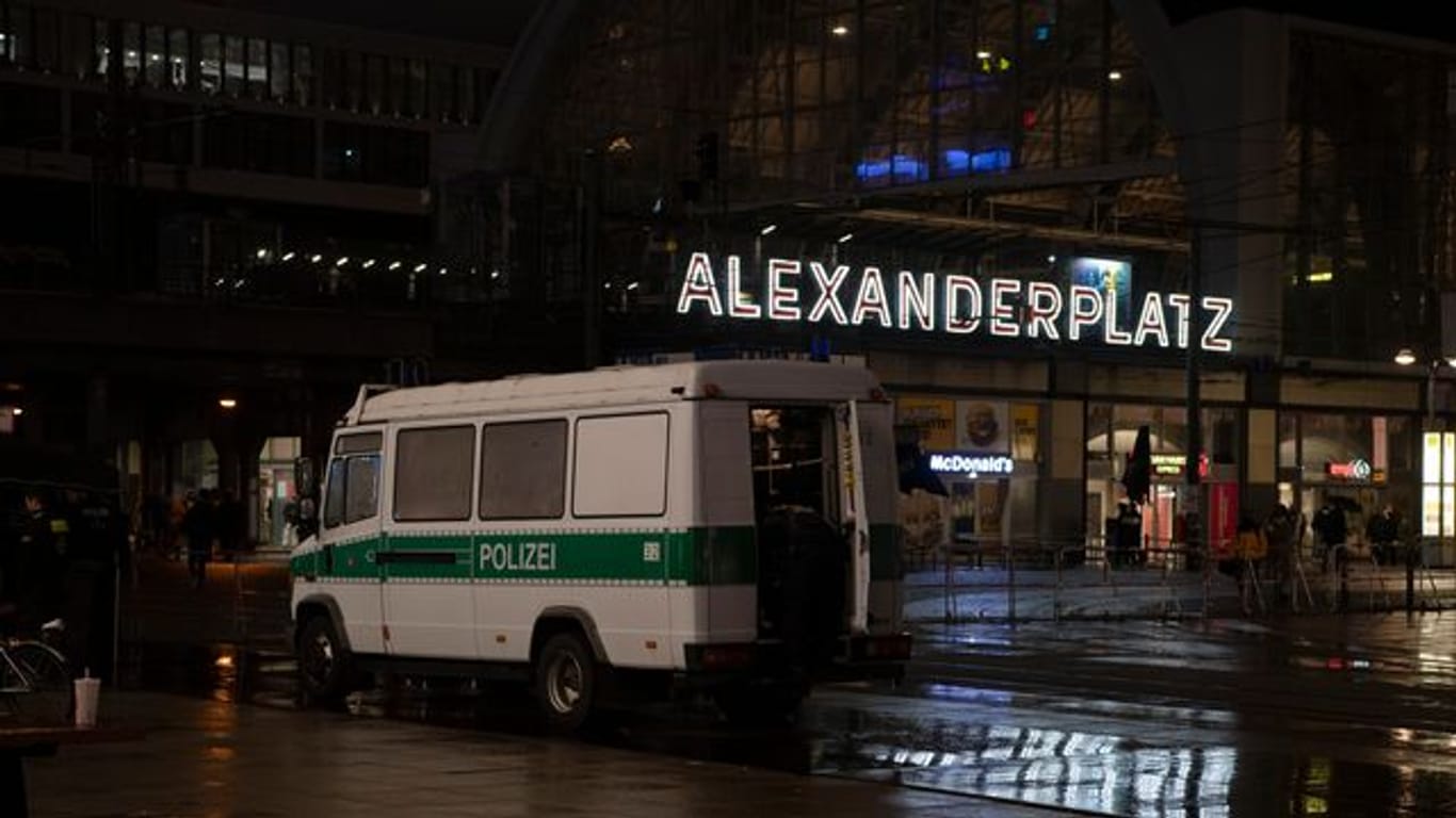 Am Berliner Alexanderplatz gilt am Silvesterabend ein Versammlungs- und Feuerwerksverbot.