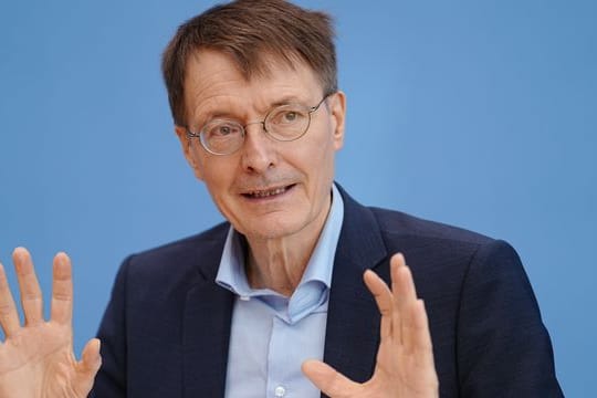 Karl Lauterbach hat nach eigenen Angaben im kleinen Freundeskreis ins neue Jahr gefeiert.