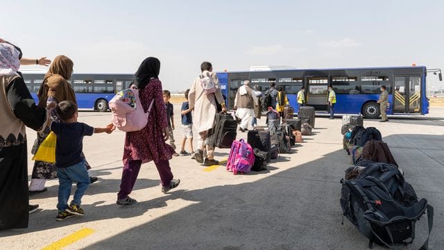Seit August sind dem Bundesinnenministeriums zufolge insgesamt 5437 Menschen nach Deutschland gekommen. Seit August sind dem Bundesinnenministeriums zufolge insgesamt 5437 Menschen nach Deutschland gekommen.