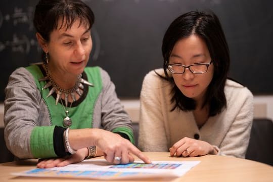 Professorin Lindell Bromham (l) und ihre Kollegin Xie Hua sprechen über die Gründe für das Sterben von Sprachen.