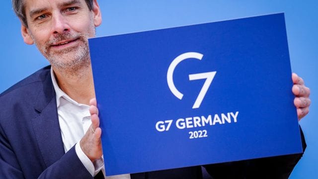 Regierungssprecher Steffen Hebestreit stellt das Logo für die deutsche G7-Präsidentschaft vor.