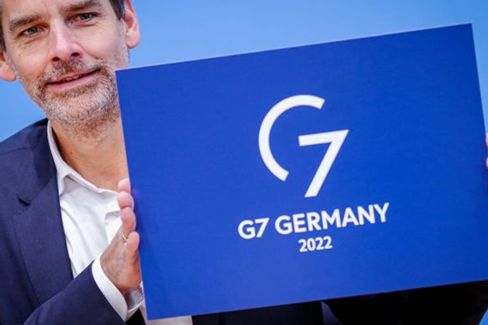 Regierungssprecher Steffen Hebestreit stellt das Logo für die deutsche G7-Präsidentschaft vor.