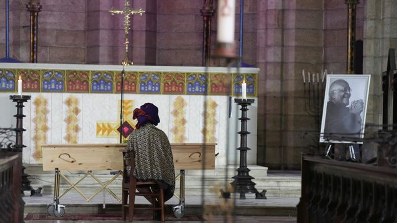 Mpho Tutu sitzt am Sarg ihres Vaters, des emeritierten anglikanischen Erzbischofs Desmond Tutu.