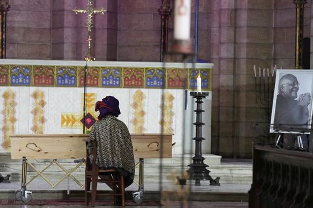 Mpho Tutu sitzt am Sarg ihres Vaters, des emeritierten anglikanischen Erzbischofs Desmond Tutu.