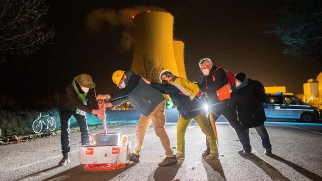 Atomkraftgegner feiern mit einem nachgebauten Hebel das Abschalten des Atomkraftwerks Grohnde. Atomkraftgegner feiern mit einem nachgebauten Hebel das Abschalten des Atomkraftwerks Grohnde.