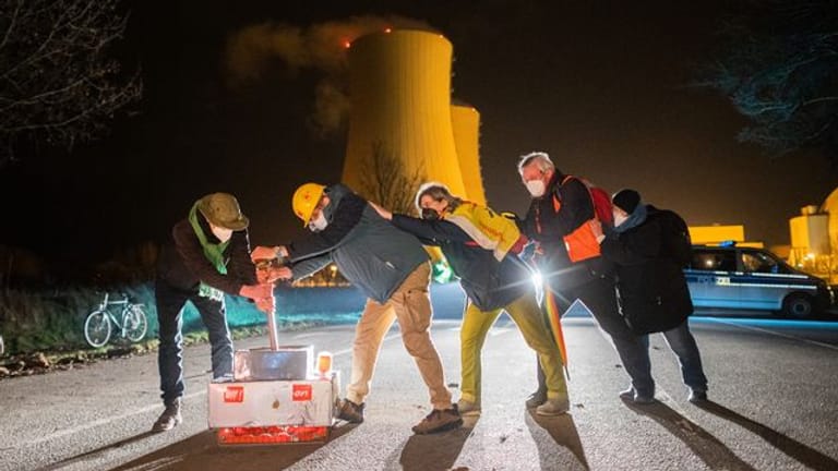 Atomkraftgegner feiern mit einem nachgebauten Hebel das Abschalten des Atomkraftwerks Grohnde.