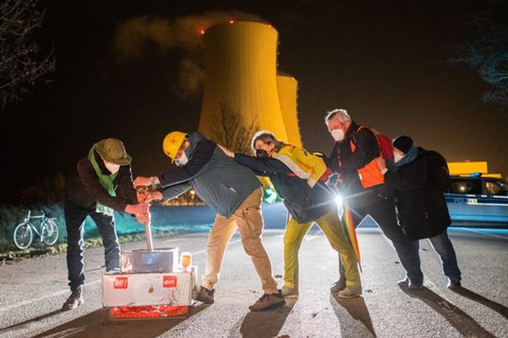 Atomkraftgegner feiern mit einem nachgebauten Hebel das Abschalten des Atomkraftwerks Grohnde.