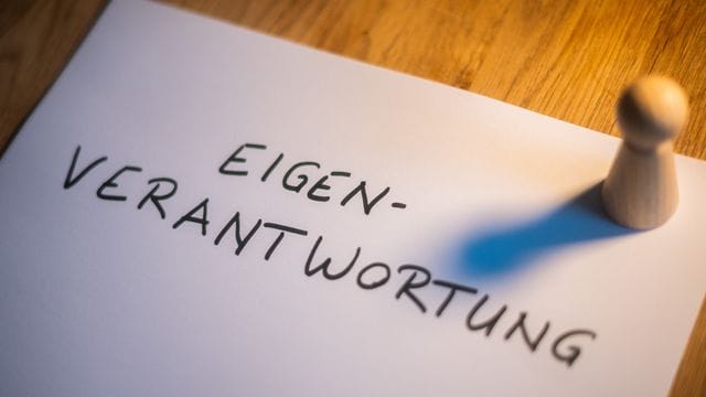 "Eigenverantwortung" erhält den Negativpreis "Floskel des Jahres". "Eigenverantwortung" erhält den Negativpreis "Floskel des Jahres".