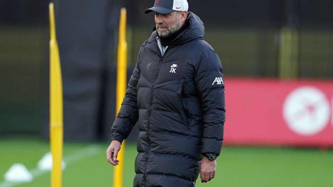 Jürgen Klopp, Trainer des FC Liverpool, steht während einer Trainingseinheit auf dem Rasen.