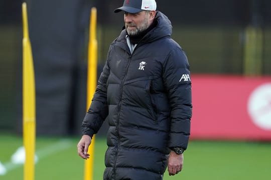 Jürgen Klopp, Trainer des FC Liverpool, steht während einer Trainingseinheit auf dem Rasen.