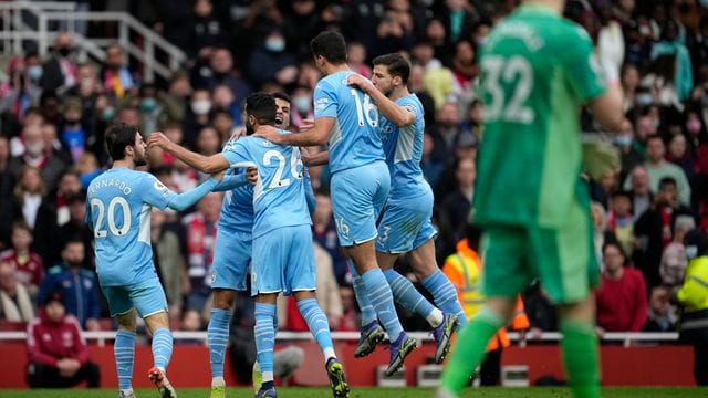 Riyad Mahrez (hinten,M) feiert mit seinen Mannschaftskameraden, nachdem er per Elfmeter das 1:0 erzielt hat.