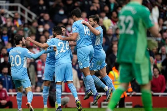 Riyad Mahrez (hinten,M) feiert mit seinen Mannschaftskameraden, nachdem er per Elfmeter das 1:0 erzielt hat.