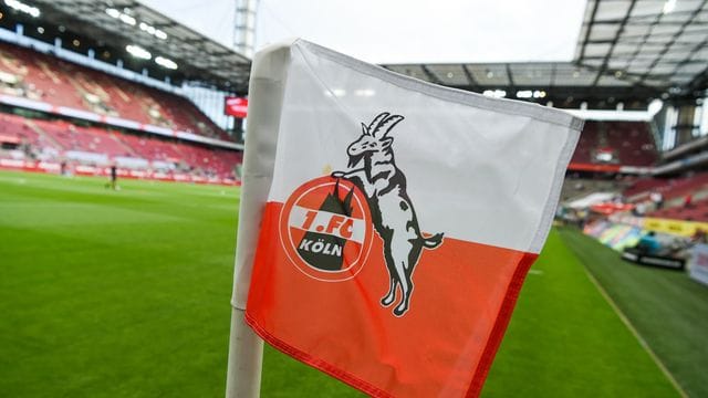 Auf einer Eckfahne im RheinEnergieStadion ist das Logo des 1. Auf einer Eckfahne im RheinEnergieStadion ist das Logo des 1.