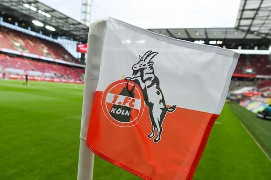 Auf einer Eckfahne im RheinEnergieStadion ist das Logo des 1.