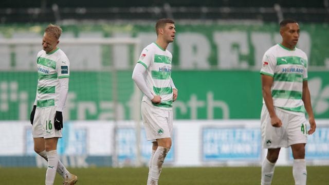 Emil Berggreen steht zwischen seinen Fürther Mitspielern Havard Nielsen (l) und Jamie Leweling (r). Emil Berggreen steht zwischen seinen Fürther Mitspielern Havard Nielsen (l) und Jamie Leweling (r).