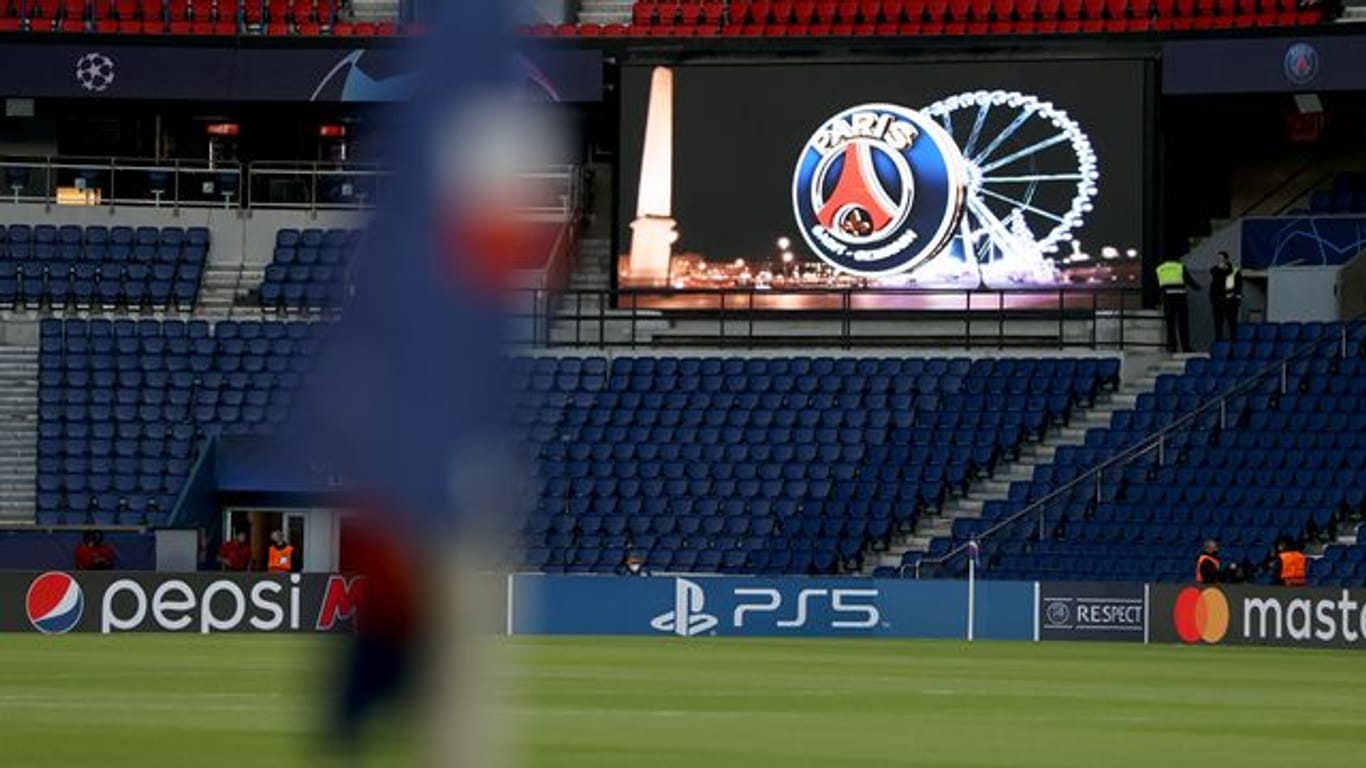 Das Logo des französischen Vereins wird im Stadion auf einer Videoleinwand gezeigt.