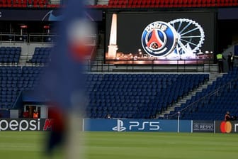 Das Logo des französischen Vereins wird im Stadion auf einer Videoleinwand gezeigt.
