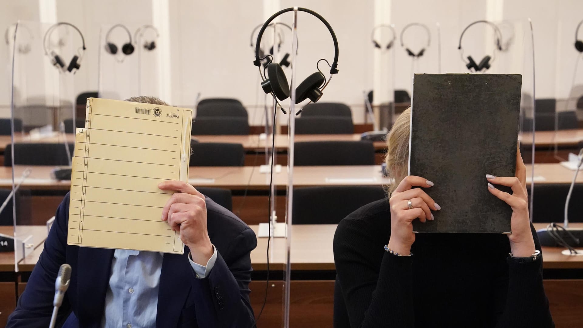 Eine Angeklagte und eine Angeklagter verdecken zu Beginn des Prozesses ihre Gesichter: Zwei der drei Angeklagten wollten sich vor Gericht nicht äußern. Eine Angeklagte und eine Angeklagter verdecken zu Beginn des Prozesses ihre Gesichter: Zwei der drei Angeklagten wollten sich vor Gericht nicht äußern.