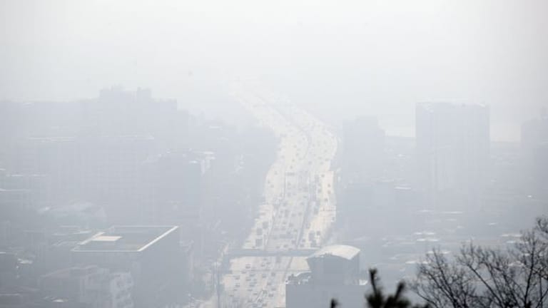 Das Zentrum von Seoul in einem grauen Dunst, der durch Feinstaub verursacht wird.