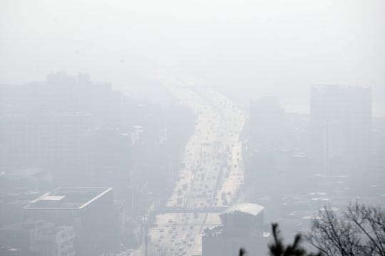 Das Zentrum von Seoul in einem grauen Dunst, der durch Feinstaub verursacht wird.