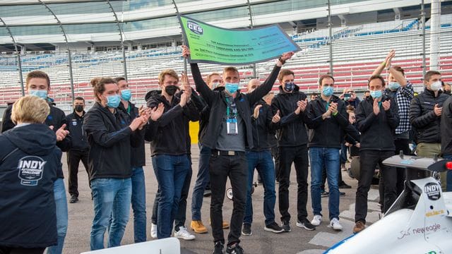 Das Team der Technischen Universität München feiert den zweiten Platz in einem Wettbewerb autonomer Rennwagen am Rande der Technik-Messe CES in Las Vegas.