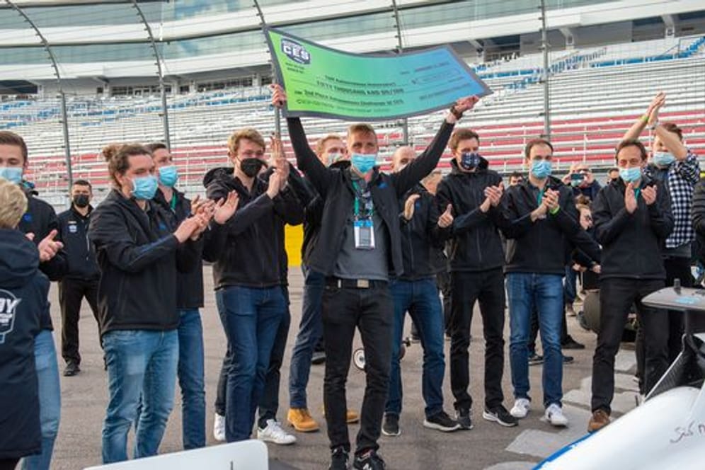 Das Team der Technischen Universität München feiert den zweiten Platz in einem Wettbewerb autonomer Rennwagen am Rande der Technik-Messe CES in Las Vegas.
