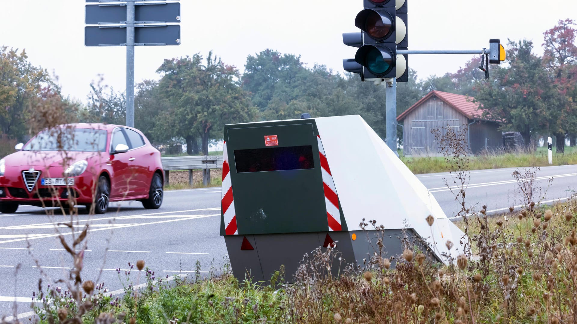 Ein mobiler Blitzer am Straßenrand (Symbolbild): In Leipzig setzte jemand eine solche Anlage in Brand.