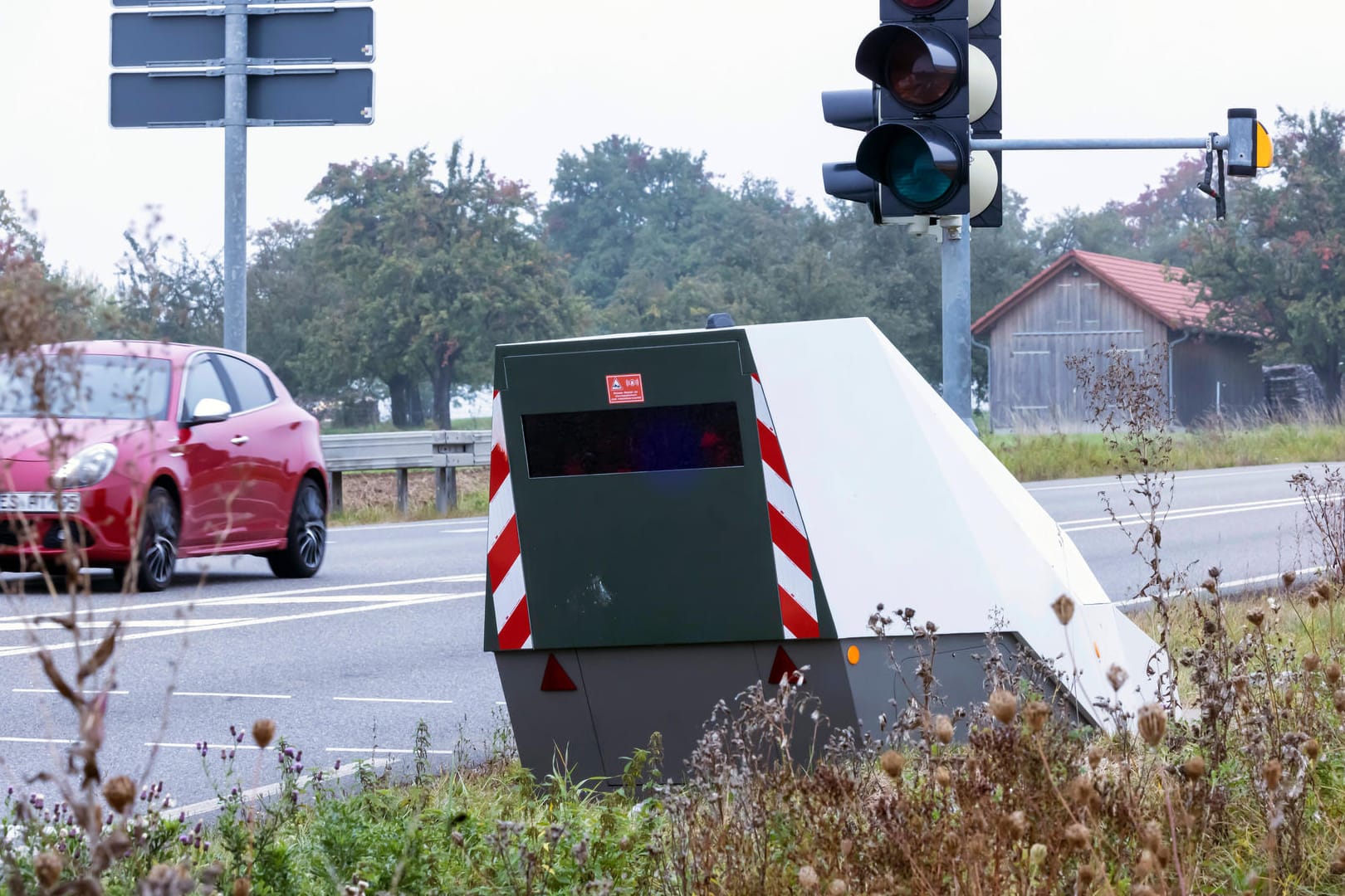 Ein mobiler Blitzer am Straßenrand (Symbolbild): In Leipzig setzte jemand eine solche Anlage in Brand.