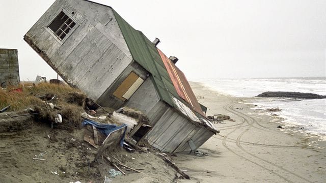 Das Auftauen des Permafrost-Bodens führt im Dorf Shishmaref im Norden Alaskas zu schweren Schäden.