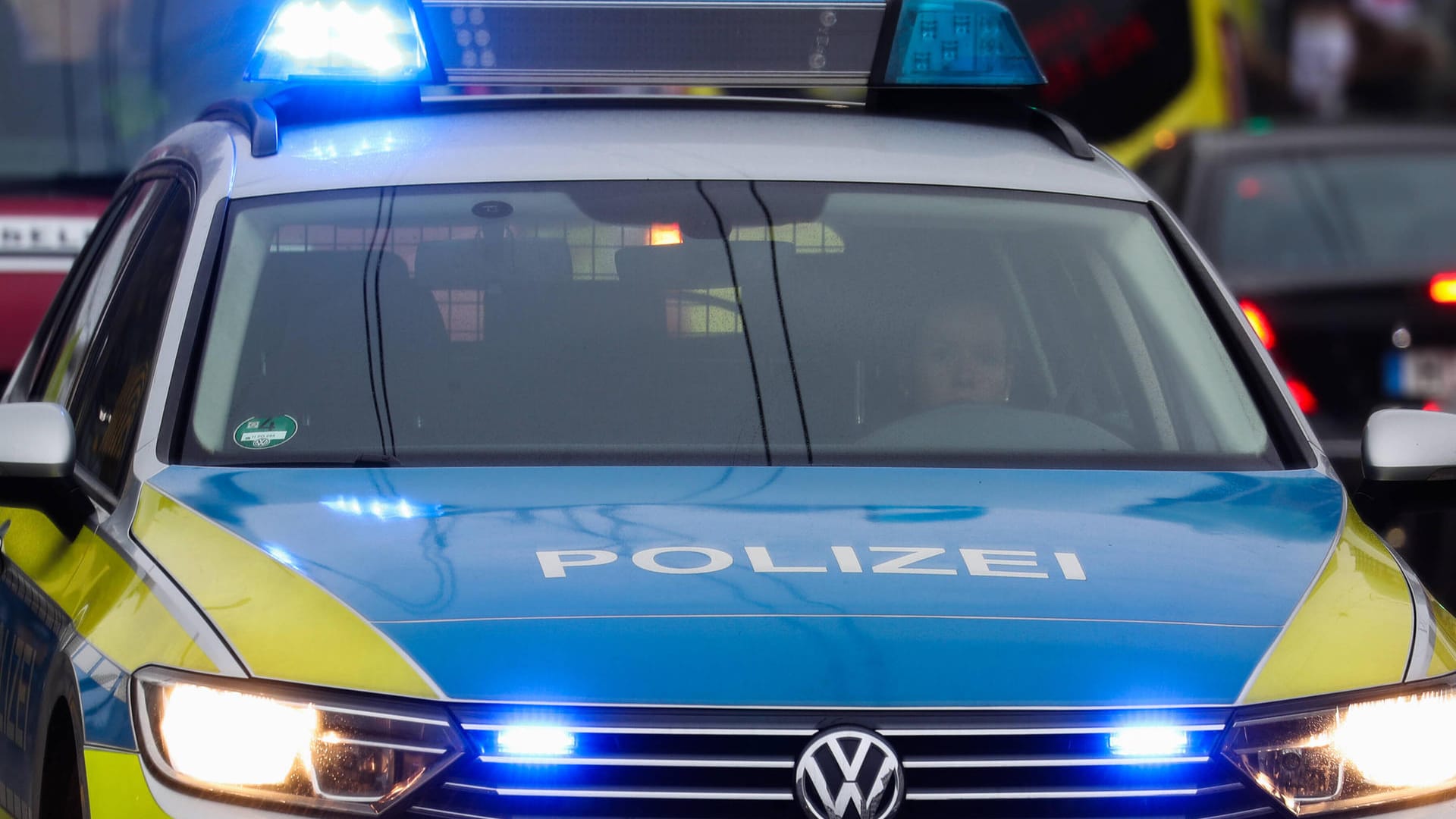 Polizei im Einsatz (Symbolfoto): Die Frau attackierte ihren Partner gegen 7.40 Uhr am Morgen. Polizei im Einsatz (Symbolfoto): Die Frau attackierte ihren Partner gegen 7.40 Uhr am Morgen.