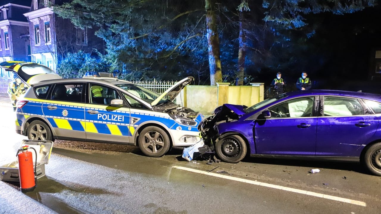 Ein Streifenwagen der Polizei und ein weiteres Auto stehen nach einem Unfall auf einer Straße: Insgesamt wurden drei Personen verletzt. Ein Streifenwagen der Polizei und ein weiteres Auto stehen nach einem Unfall auf einer Straße: Insgesamt wurden drei Personen verletzt.
