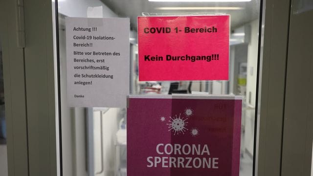 Hinweisschilder hängen am Eingang der Covid-19-Intensivstation einer Klinik in Gera.