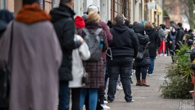 Zahlreiche Menschen warten im Berliner Stadtteil Neukölln auf ihren Corona-Test.