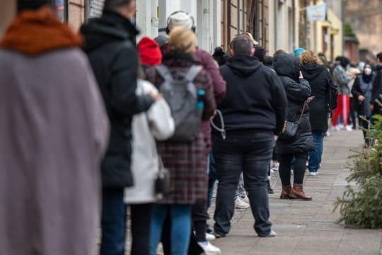 Zahlreiche Menschen warten im Berliner Stadtteil Neukölln auf ihren Corona-Test.