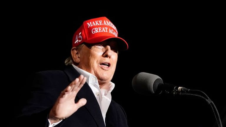 Der republikanische Ex-Präsident Donald Trump wendet sich in Florence im US-Bundesstaat Arizona an seine Anhänger.