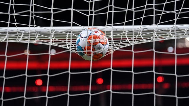 Das wegen Fankrawallen abgebrochene spanische Pokalspiel zwischen Betis Sevilla und FC Sevilla wird heute fortgesetzt. Das wegen Fankrawallen abgebrochene spanische Pokalspiel zwischen Betis Sevilla und FC Sevilla wird heute fortgesetzt.