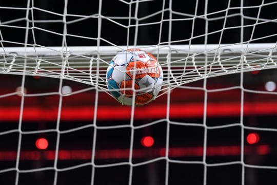 Das wegen Fankrawallen abgebrochene spanische Pokalspiel zwischen Betis Sevilla und FC Sevilla wird heute fortgesetzt.