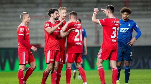 Die Unioner feiern den Sieg gegen Hoffenheim.