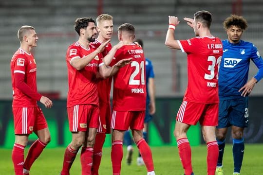 Die Unioner feiern den Sieg gegen Hoffenheim.