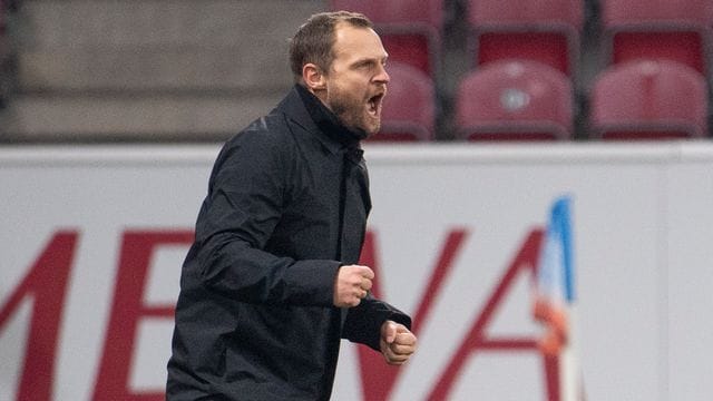 Der Mainzer Trainer Bo Svensson jubelte nach dem Schlusspfiff gegen Bochum. Der Mainzer Trainer Bo Svensson jubelte nach dem Schlusspfiff gegen Bochum.